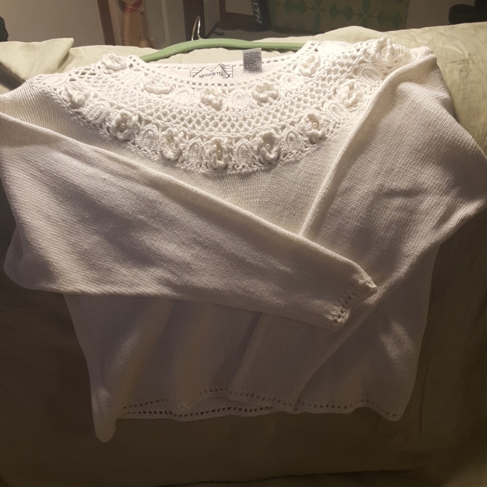 NUGGETS LG WHITE CROPPED SWEATER W/PEARL ACCENTS